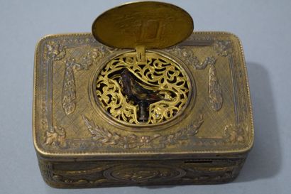 null Rectangular box with bird-singer, in vermeil (800), with decoration of crosses,...