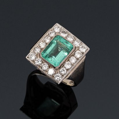 null 14K (585) white gold ring set with a square-cut octagonal emerald surrounded...