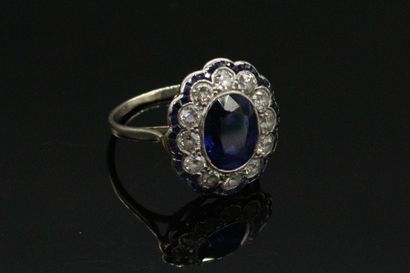 null Bague en or gris 18K (750), ornée d'un saphir synthétique entouré de diamants...