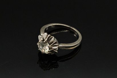 Ring in 18K white gold, set with a round...