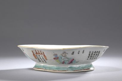 null CHINA - 19th century

Oval polylobed porcelain bowl with polychrome and gold...