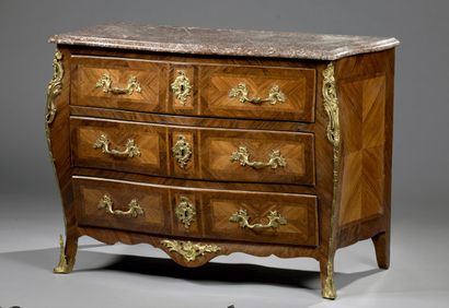 null Commode en placage de palissandre marqueté ouvrant par trois tiroirs en façade,...