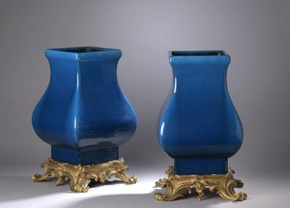 null In the taste of Paul Millet in Sevres

A pair of blue enamelled porcelain vases...