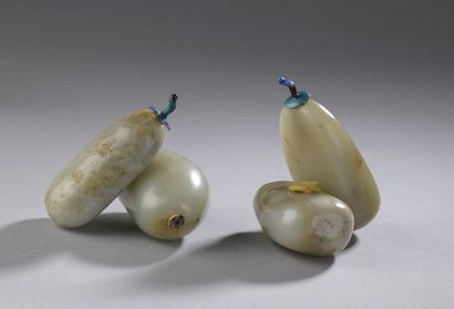 null CHINA - 20th century

Four pebble-shaped nephrite snuff bottles, slightly celadon...