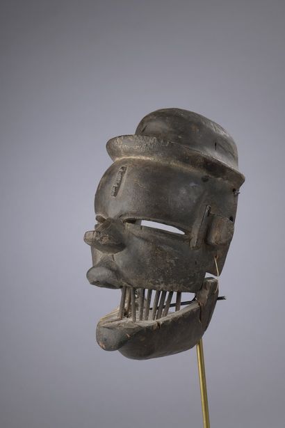 null OGBONI - Nigeria

Mask with articulated jaw, bamboo teeth

Beautiful brown patina

H....