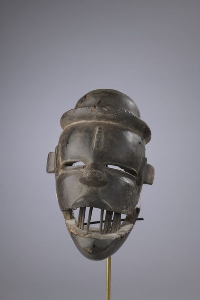 null OGBONI - Nigeria

Mask with articulated jaw, bamboo teeth

Beautiful brown patina

H....