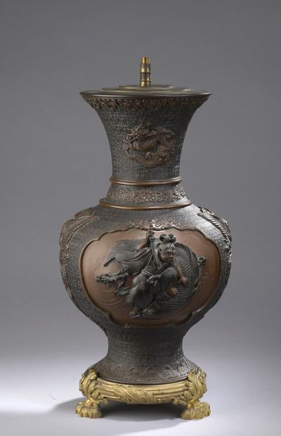 null JAPAN - Early 20th century

Low-bodied vase with open neck in brown patina bronze...
