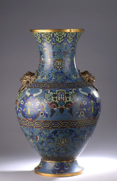 null CHINE - Début XXe siècle

Vase balustre en bronze et émaux cloisonnés polychromes...