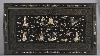 null CHINA - 20th century

Wooden panel with central mother-of-pearl inlay decoration...