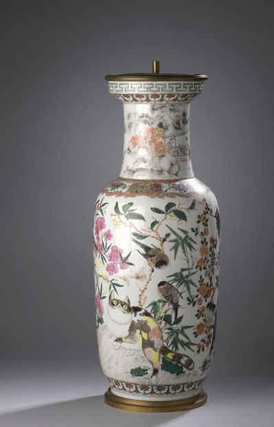 null CHINE - XXe siècle

Vase rouleau en porcelaine émaillée polychrome à décor de...