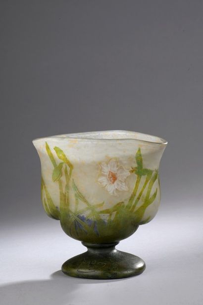 DAUM - NANCY 

Cup with a conical, swollen,...