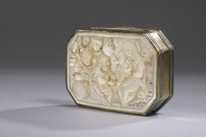 null Carved mother-of-pearl box, engraved and enhanced with red and green, gilded...