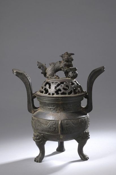 null CHINE - XIXe siècle

Brûle parfum de forme "ding" tripode en bronze à patine...