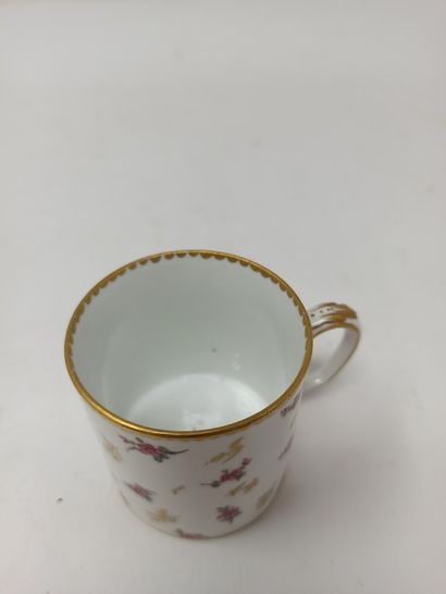 null SEVRES, XVIIIeme siècle

Tasse et sa sous- tasse en porcelaine dure à décor...