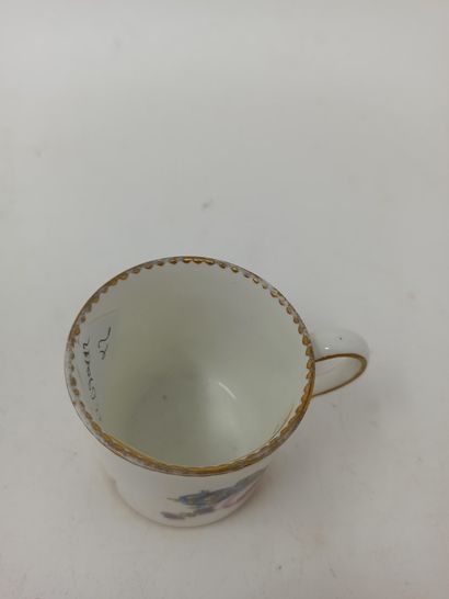 null SEVRES, XVIIIeme siècle

Tasse et sa sous tasse en porcelaine tendre à décor...