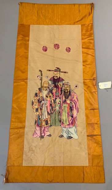 null CHINE, Canton - XXe siècle

Panneau de décoration en soie écru, brodé aux fils...