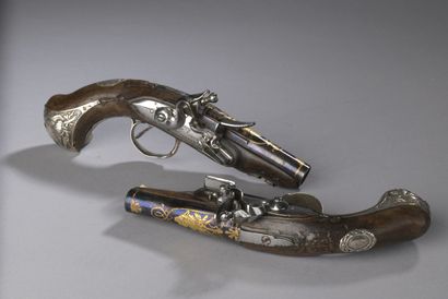 null Nice pair of travel pistols.

Flintlock and round-bodied locks. Round barrels...