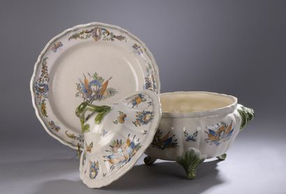 null MOUSTIERS, XVIIIth century

Soup tureen in covered earthenware and its tray...
