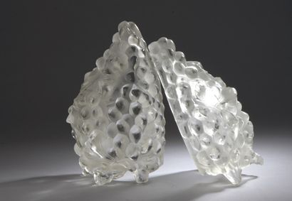 null FRENCH WORK 

"Clusters of grapes". Pair of sconces in molded-pressed crystal...