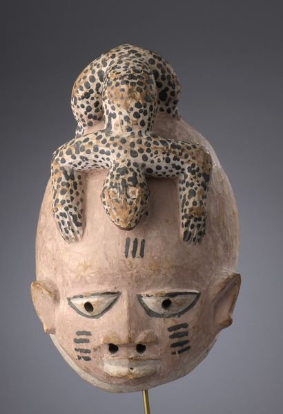 null YOROUBA - Nigeria

Guelede mask with pink patina decorated with a panther.

H....