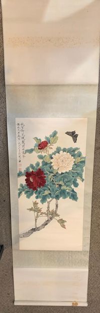 null CHINA - Modern

Ink and color on paper, representing peonies and a butterfly....