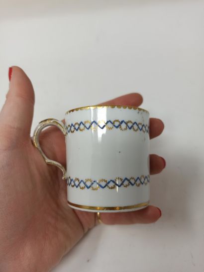 null SEVRES, XVIIIeme siècle

Tasse en porcelaine dure et sa sous- tasse en porcelaine...