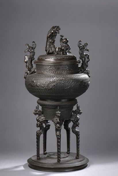 null JAPAN - Early 20th century

Important bronze incense burner resting on a round...