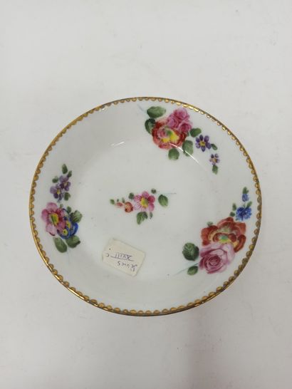 null SEVRES, XVIIIeme siècle

Tasse et sa sous tasse en porcelaine tendre à décor...