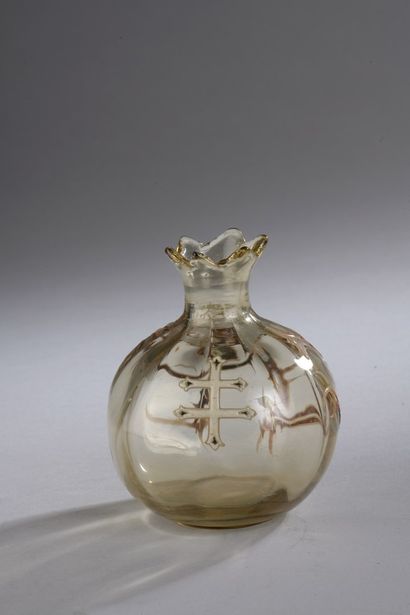 null Émile GALLE (1846 - 1904) 

Petit vase soliflore à corps grenade et col en étoile...