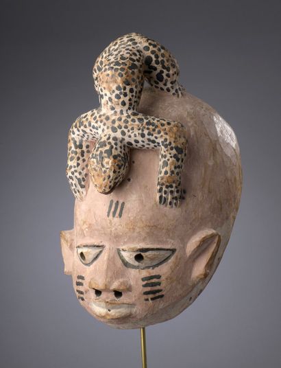 null YOROUBA - Nigeria

Guelede mask with pink patina decorated with a panther.

H....