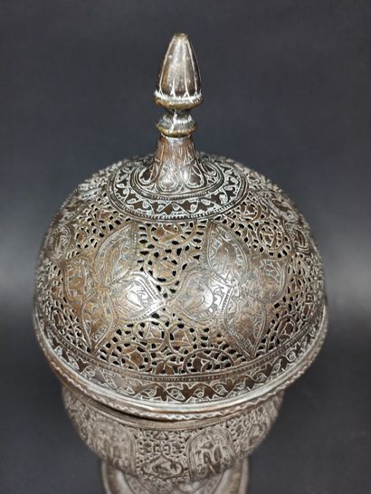 null Brûle parfum Qadjar

Laiton à décor ajouré et gravé

Iran, XIXe siècle, période...