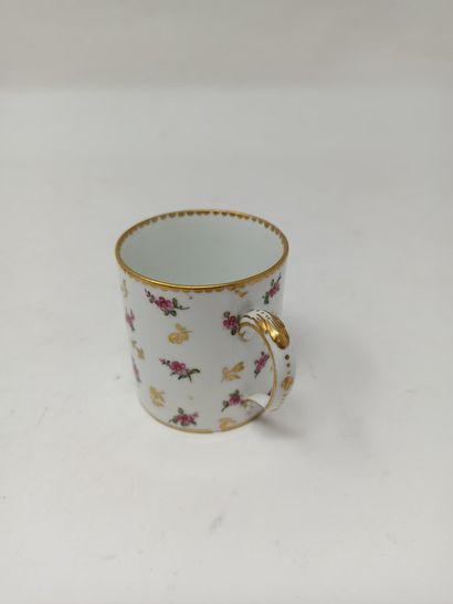 null SEVRES, XVIIIeme siècle

Tasse et sa sous- tasse en porcelaine dure à décor...