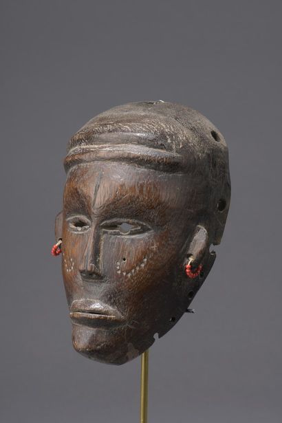 null TCHOKOWE - Democratic Republic of Congo

Nice little mask with punctiform scarifications,...