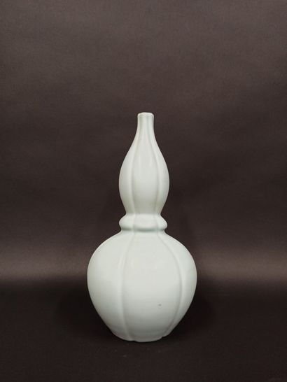 null Grand vase bleu en porcelaine en forme de coloquinte.

Chine XXème siècle.

H....