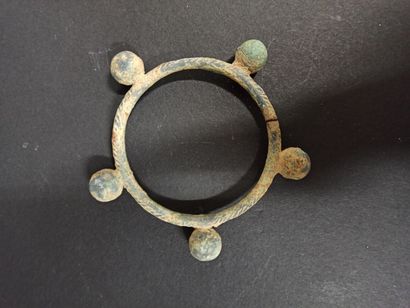 null Bronze bracelet with patina of excavation

Southeast Asia

Diam. 7,5 cm