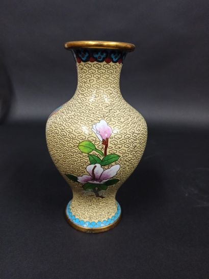 null Vase de forme balustre en cuivre et émaux cloisonnés polychrome à décor de pivoines...