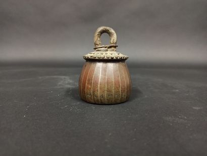 Petite cloche de temple en bronze. 
Asie...
