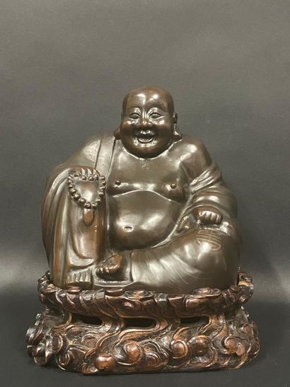 Bouddha en bronze tenant dans sa main un...