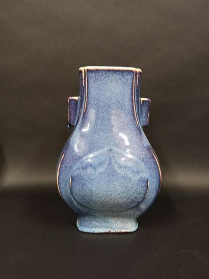 null Vase HU in porcelain enamelled with blue hare fur.

China XXth century 

H....