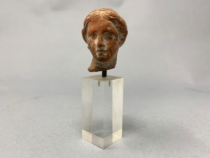 null Small head of woman in terra cotta, in the taste of the Antique. Fixed on a...