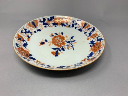 null Large porcelain plate, slightly hollow, with Imari decoration.

Diameter : 25.30...