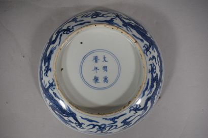  CHINE, XXème siècle 
Assiette en porcelaine à décor en bleu sous couverte d'un dragon...