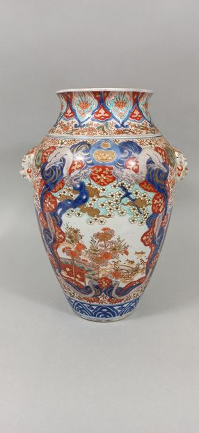 null JAPAN, Imari - MEIJI period (1868 - 1912)

Porcelain baluster vase decorated...