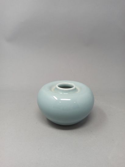  Petit vase à panse globulaire en porcelaine bleu céladon. 
Porte une marque apocryphe...