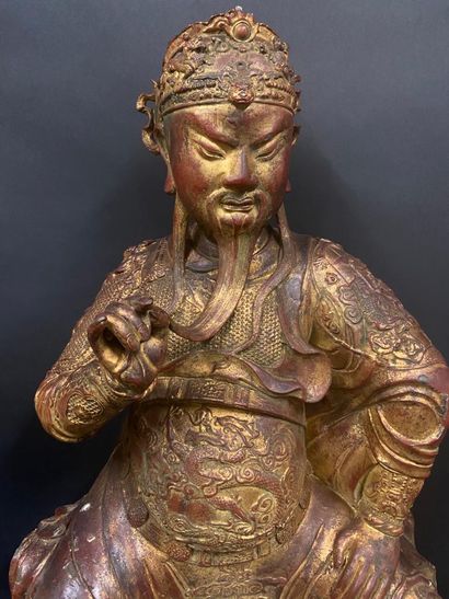 null Important personnage en bronze laqué or représentant un gardien de temple, son...