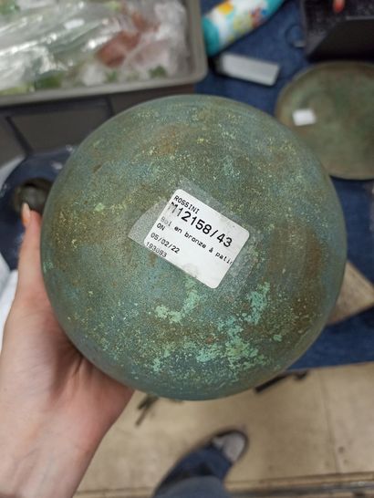 null Bowl in bronze with patina of excavation, 

Probably Louristan (currently in...