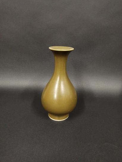 null Vase en porcelaine de forme balustre émaillé vert olive.

Chine XXème siècle.

H....