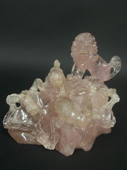 null Groupe sculpté en quartz rose représentant des lions en relief.

Chine, XXème...