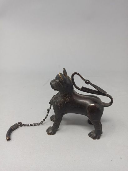null Small sculpture in bronze with brown patina forming a chimera forming a bottle.

China,...