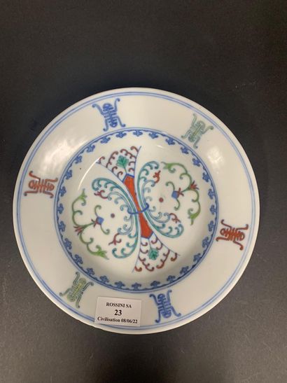 null Assiette en porcelaine à décor Ducai

Chine XXème siècle

Diam. : 20cm